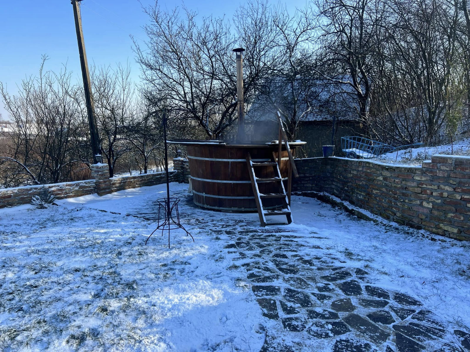Ciubăr cu aburi în zăpadă, iarna