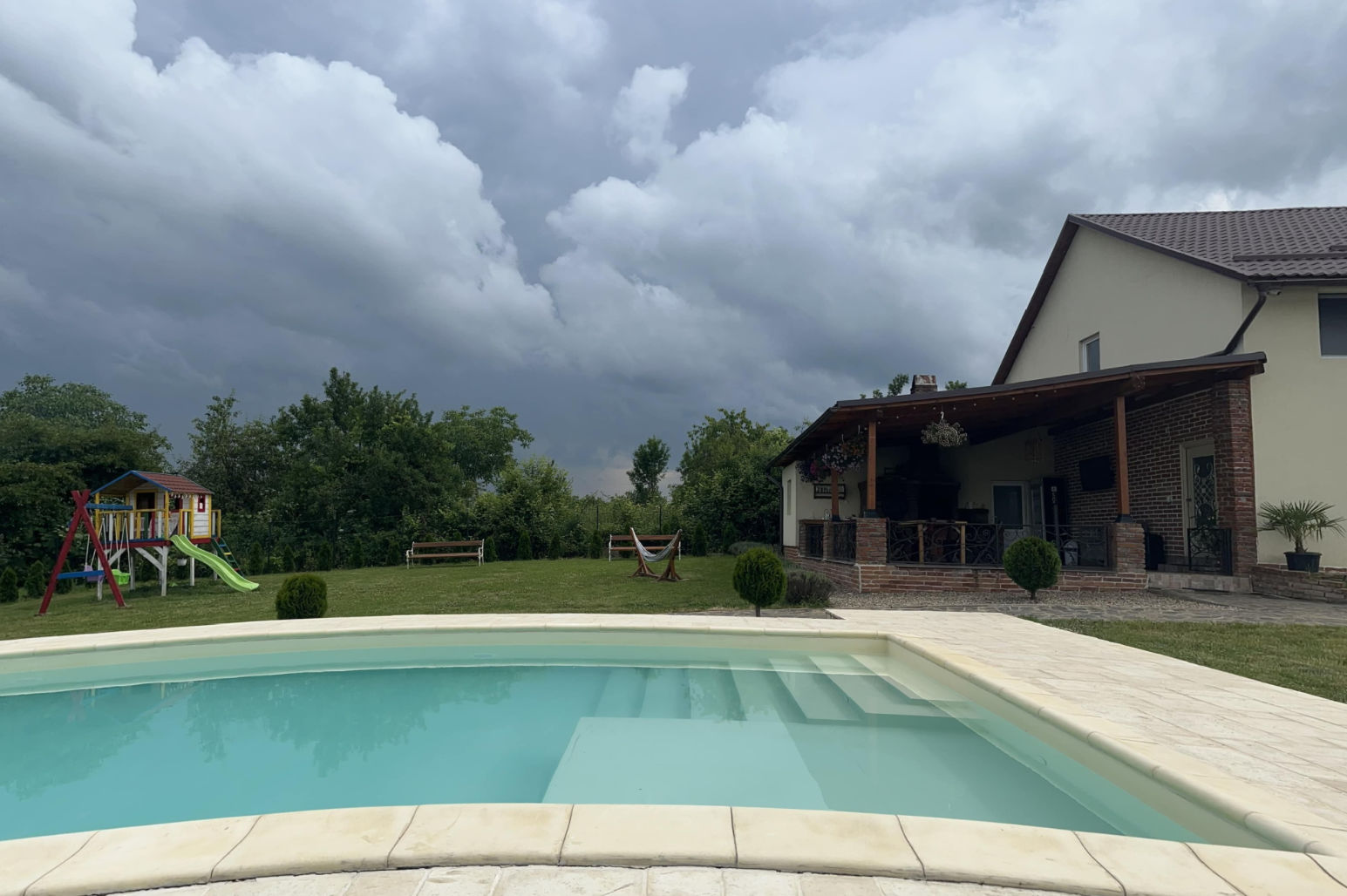 Vila cu piscină, loc de joacă și terasă acoperită