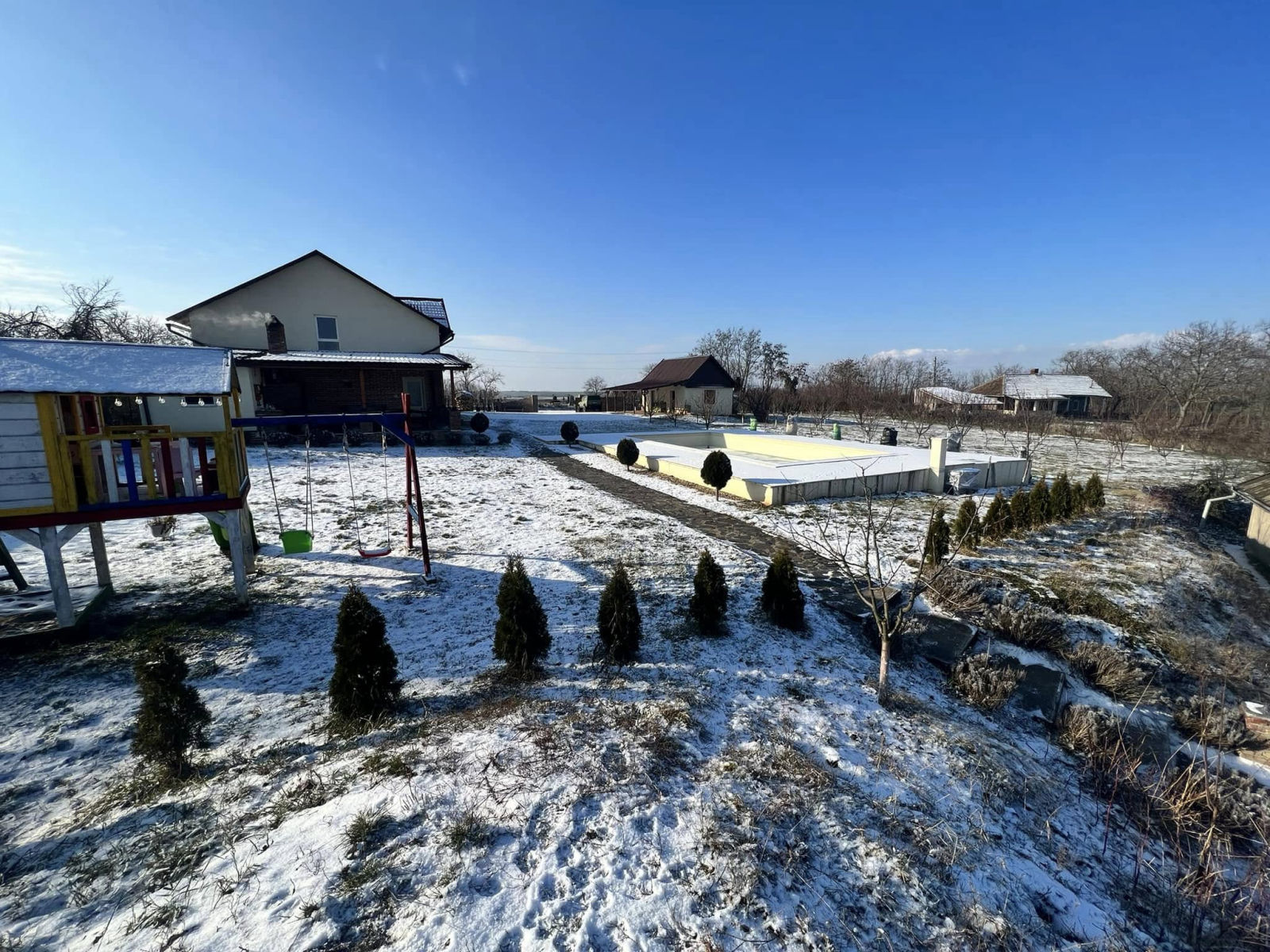 Casa din Deal iarna — vila și curtea în zăpadă